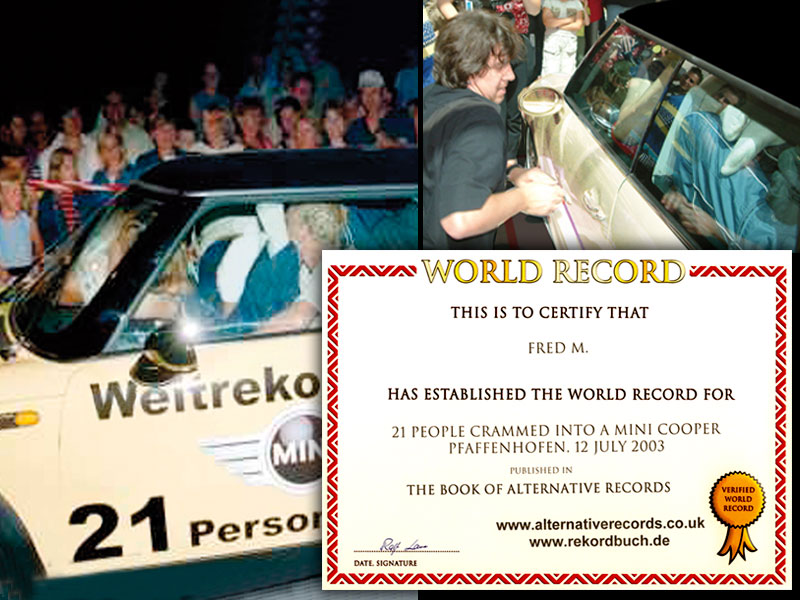 World-Record – 21 Menschen im Mini Cooper